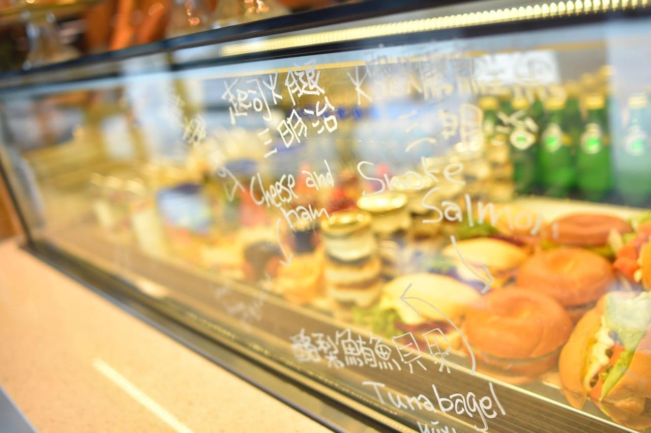 高雄中央公园英迪格酒店 外观 照片 A display case at a deli